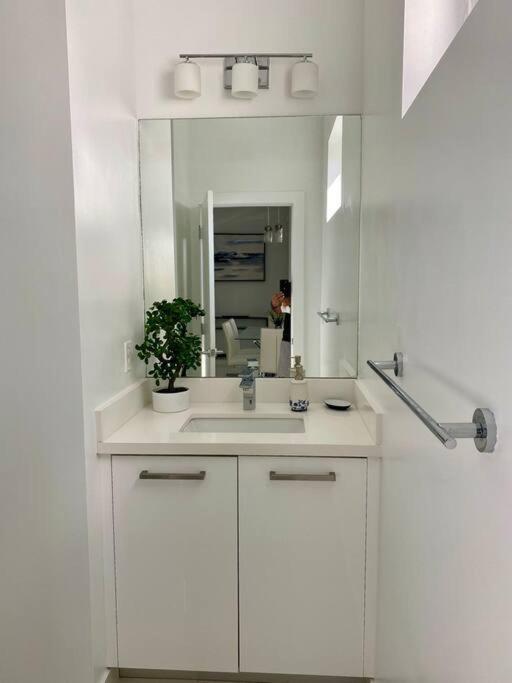 Across The Ocean Few Steps To Beach Contemporary Three Bedroom Townhouse Pompano Beach Exteriör bild