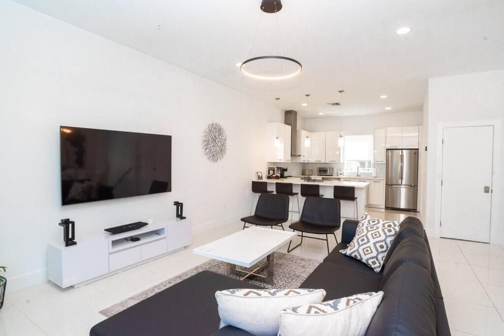 Across The Ocean Few Steps To Beach Contemporary Three Bedroom Townhouse Pompano Beach Exteriör bild