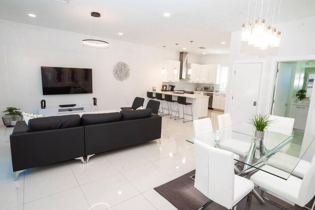Across The Ocean Few Steps To Beach Contemporary Three Bedroom Townhouse Pompano Beach Exteriör bild