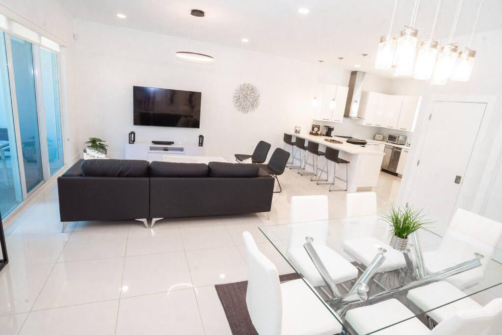 Across The Ocean Few Steps To Beach Contemporary Three Bedroom Townhouse Pompano Beach Exteriör bild