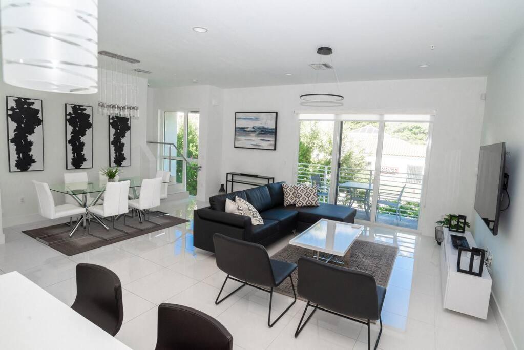 Across The Ocean Few Steps To Beach Contemporary Three Bedroom Townhouse Pompano Beach Exteriör bild