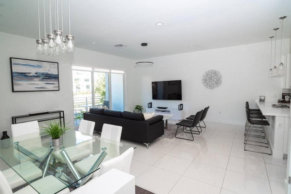 Across The Ocean Few Steps To Beach Contemporary Three Bedroom Townhouse Pompano Beach Exteriör bild