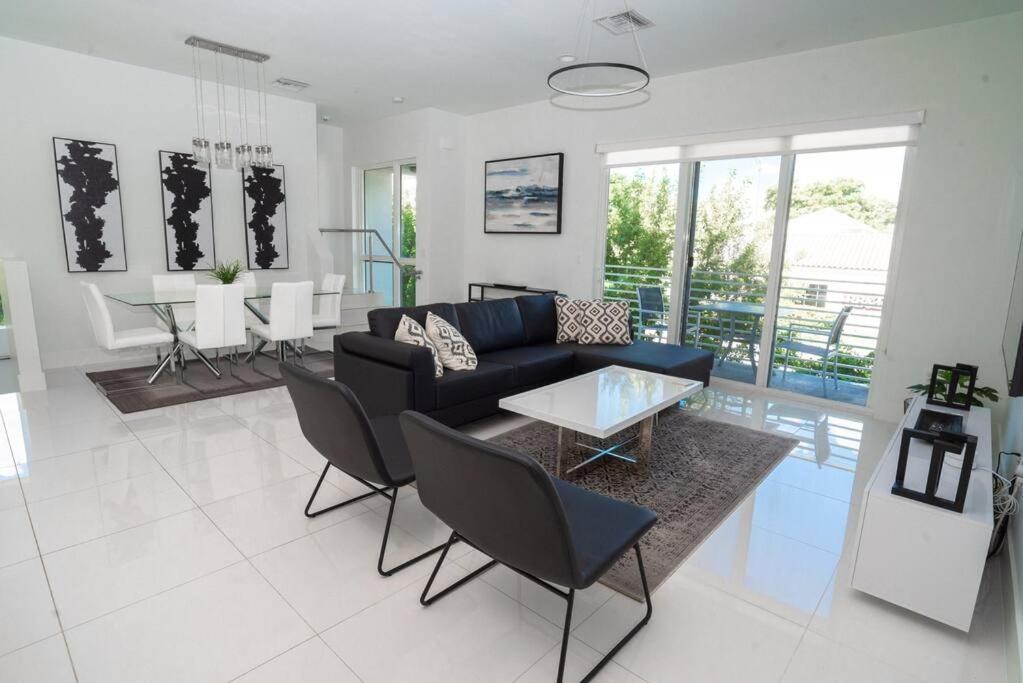 Across The Ocean Few Steps To Beach Contemporary Three Bedroom Townhouse Pompano Beach Exteriör bild