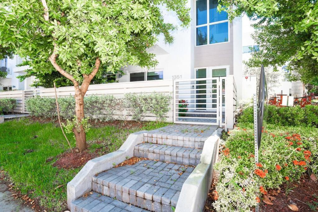 Across The Ocean Few Steps To Beach Contemporary Three Bedroom Townhouse Pompano Beach Exteriör bild