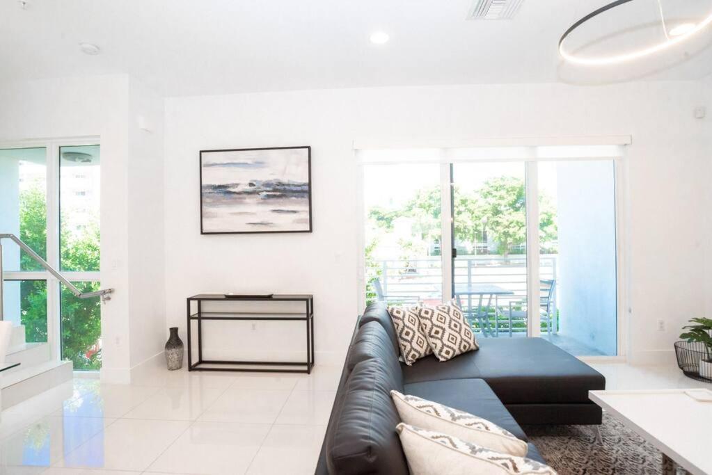 Across The Ocean Few Steps To Beach Contemporary Three Bedroom Townhouse Pompano Beach Exteriör bild