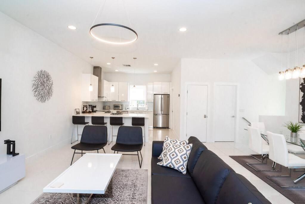 Across The Ocean Few Steps To Beach Contemporary Three Bedroom Townhouse Pompano Beach Exteriör bild
