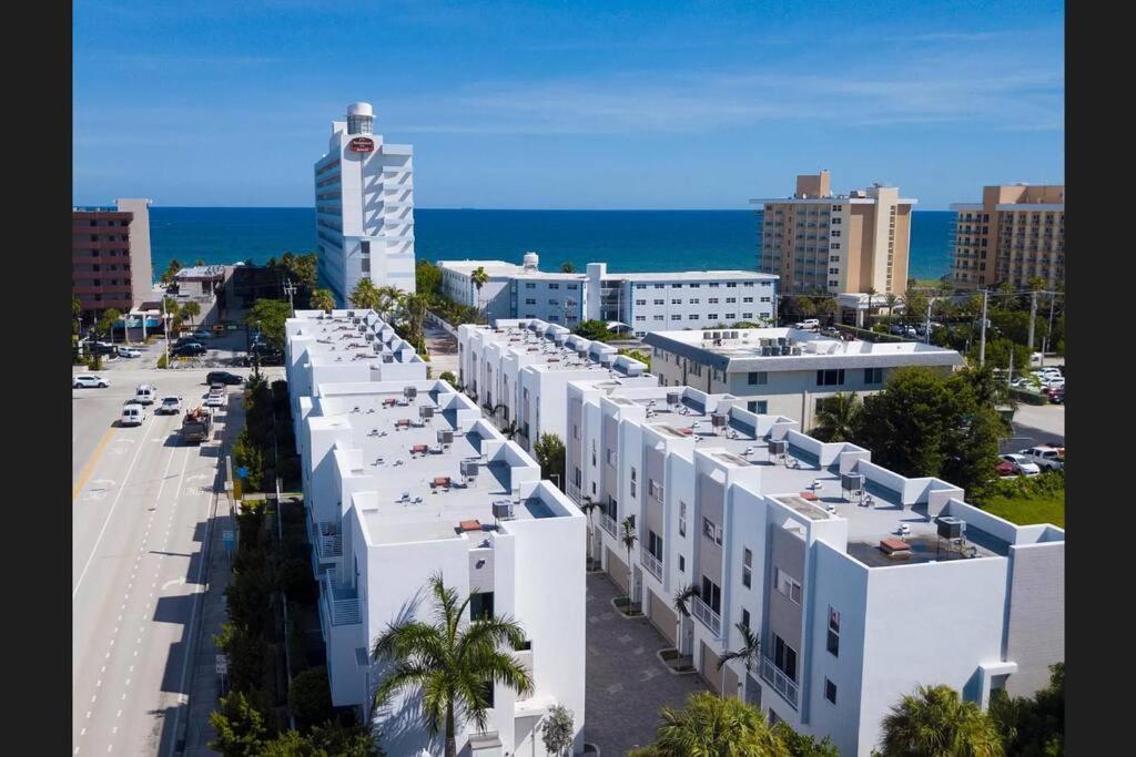 Across The Ocean Few Steps To Beach Contemporary Three Bedroom Townhouse Pompano Beach Exteriör bild