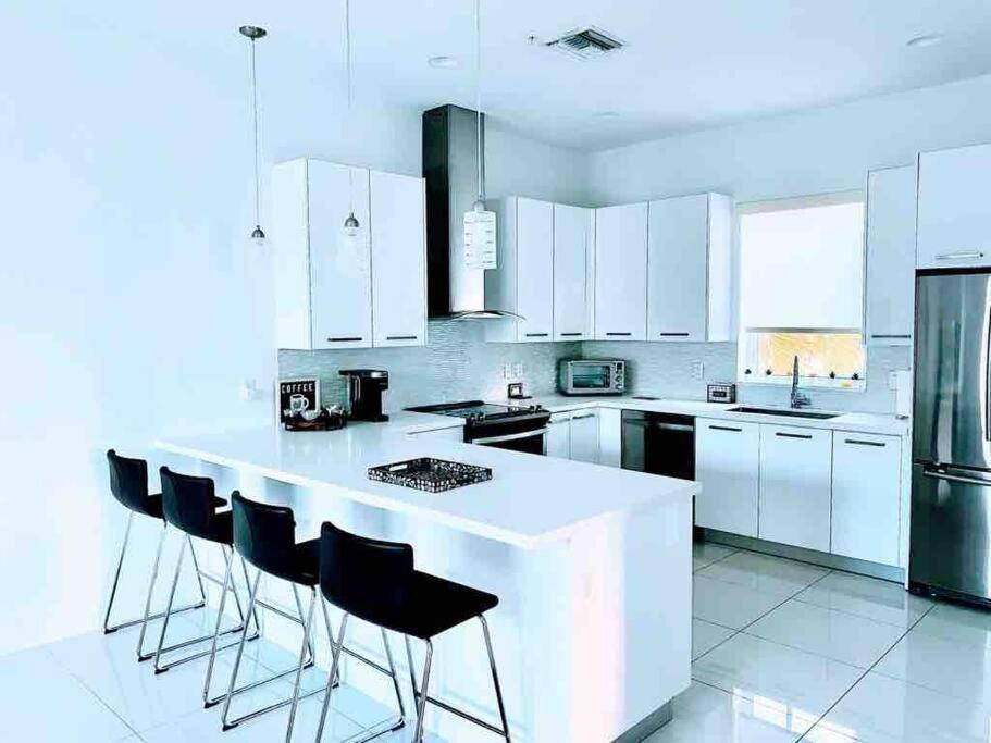 Across The Ocean Few Steps To Beach Contemporary Three Bedroom Townhouse Pompano Beach Exteriör bild