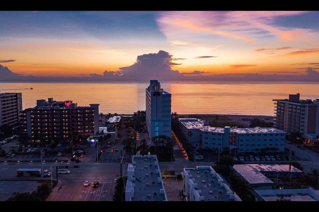 Across The Ocean Few Steps To Beach Contemporary Three Bedroom Townhouse Pompano Beach Exteriör bild