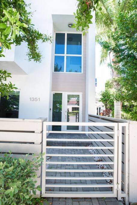 Across The Ocean Few Steps To Beach Contemporary Three Bedroom Townhouse Pompano Beach Exteriör bild