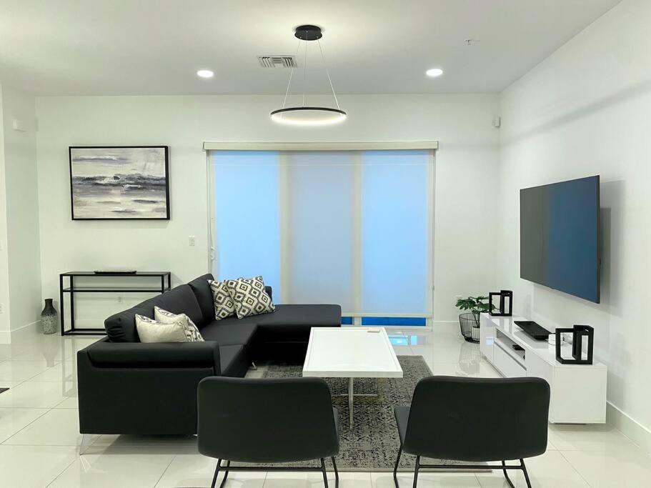 Across The Ocean Few Steps To Beach Contemporary Three Bedroom Townhouse Pompano Beach Exteriör bild