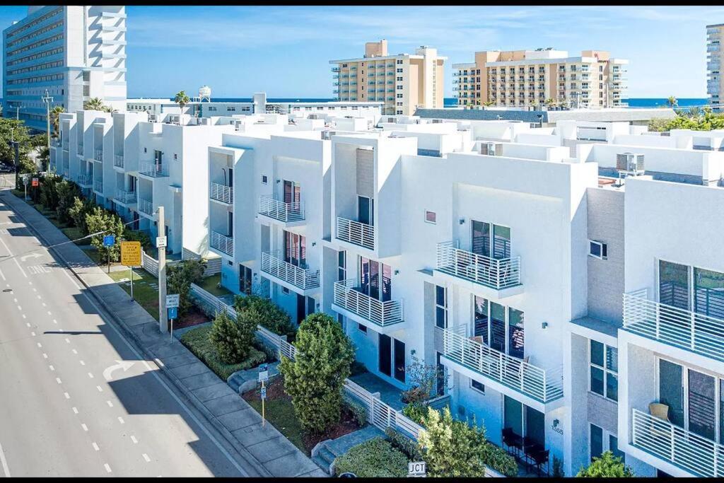 Across The Ocean Few Steps To Beach Contemporary Three Bedroom Townhouse Pompano Beach Exteriör bild