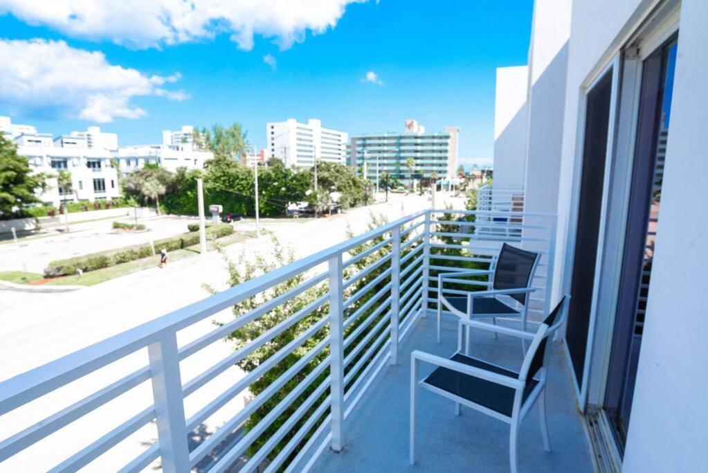 Across The Ocean Few Steps To Beach Contemporary Three Bedroom Townhouse Pompano Beach Exteriör bild